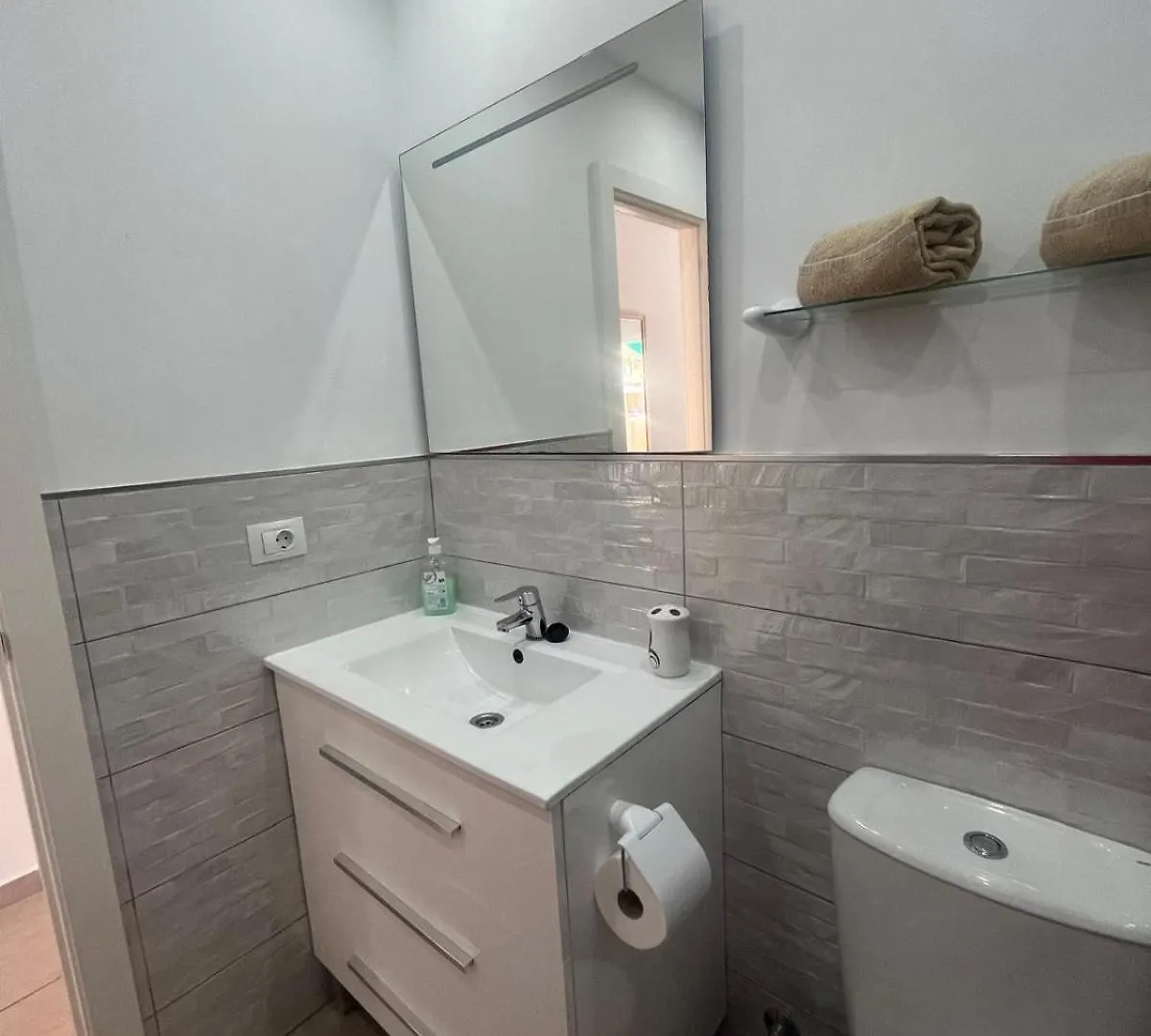 Lovely Sunny Apartment -Emanuela Mareverde アデヘ 0*,