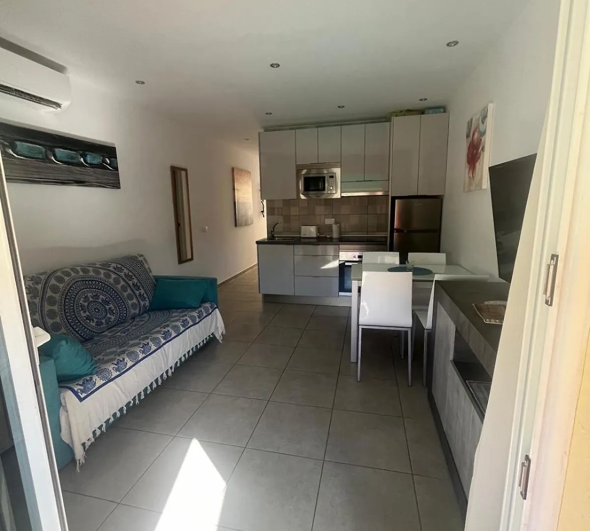 Lovely Sunny Apartment -Emanuela Mareverde アデヘ